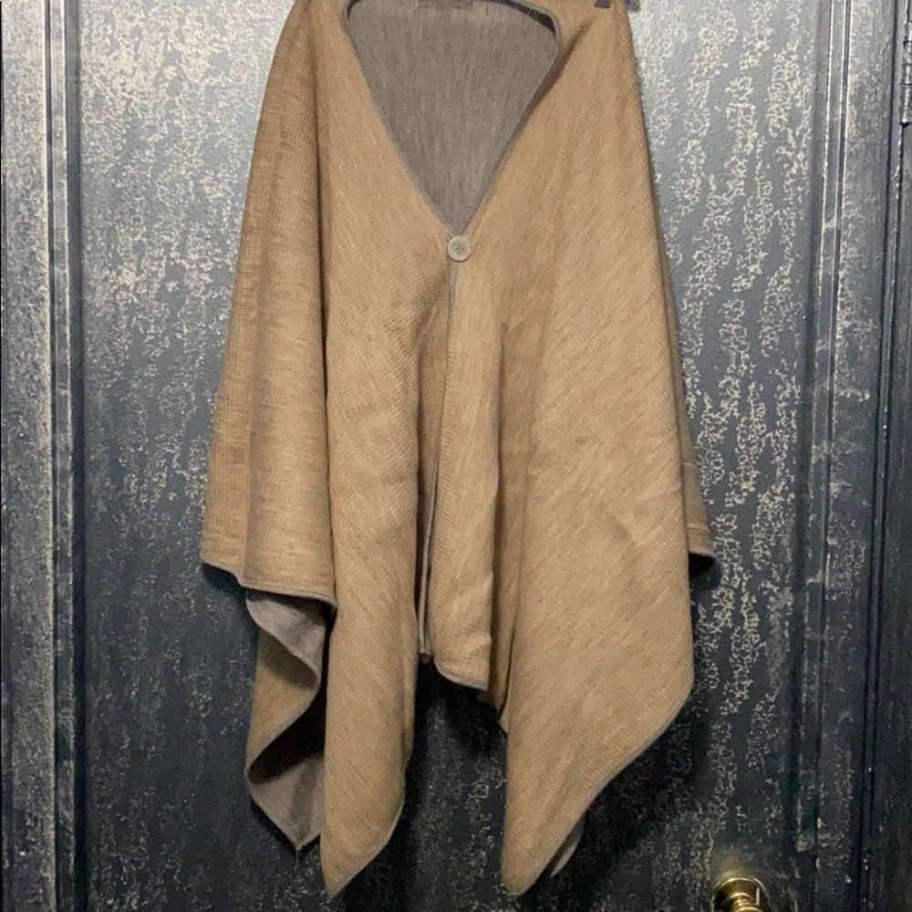 Poncho/Cape/Wrap - Picture 3 of 3